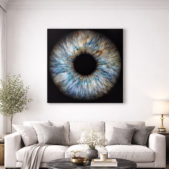 Person sitzt entspannt vor der Kamera, während ihre Iris fotografiert wird