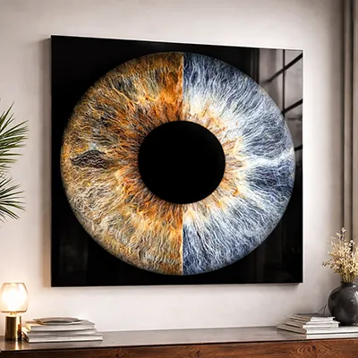 Leuchtendes Iris-Kunstwerk hinter Acrylglas in moderner Wohnung