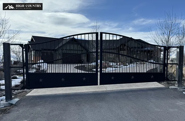 7 Best Custom Metal Gate Styles for Driveways & Entryways