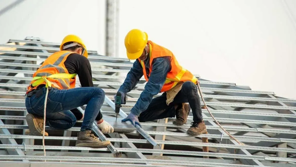 an expert roofers on commercial roofing installation