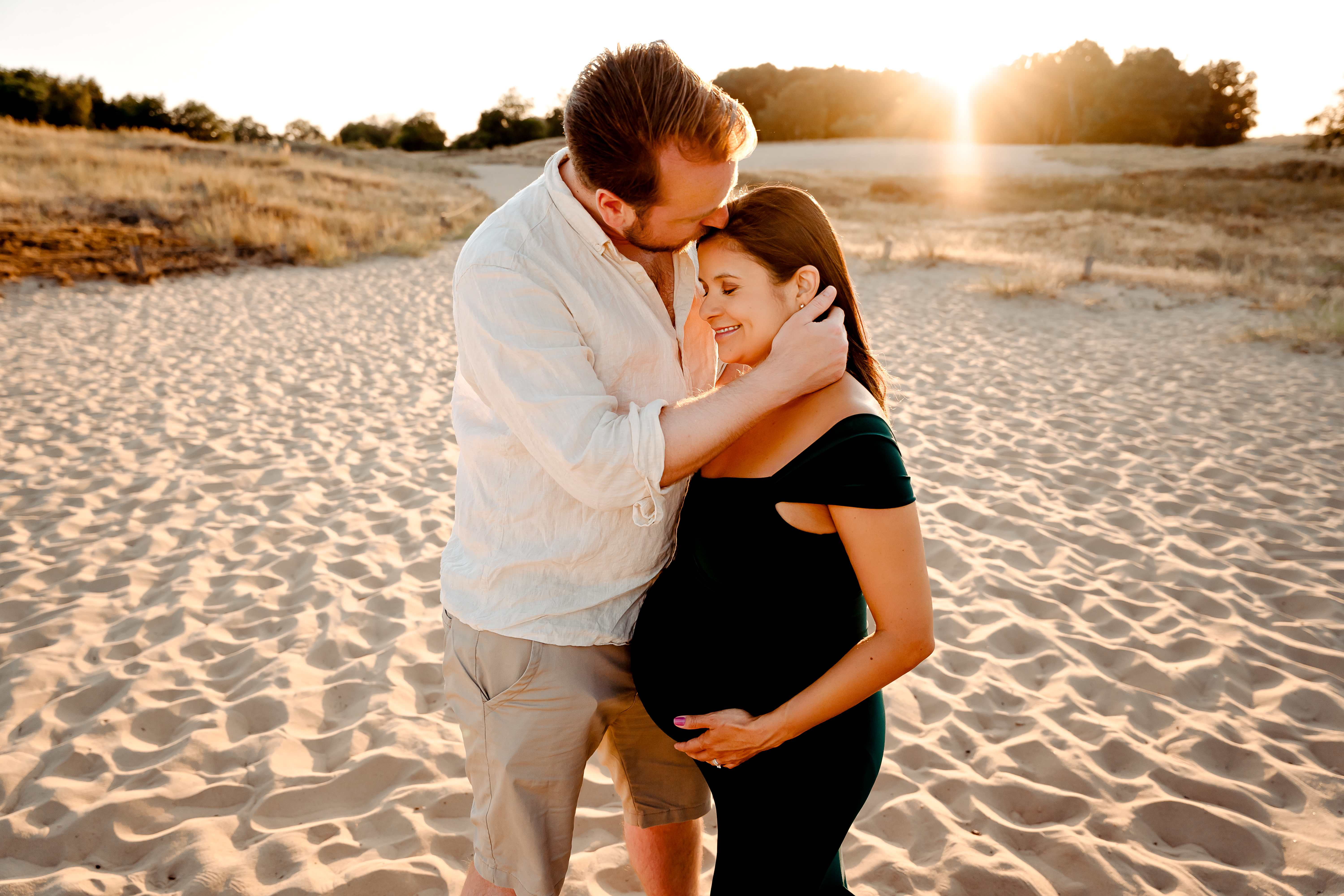 Liebevolles Pärchen beim Shooting in Hamburg in den Boberger Dünen im Sonnenuntergang
