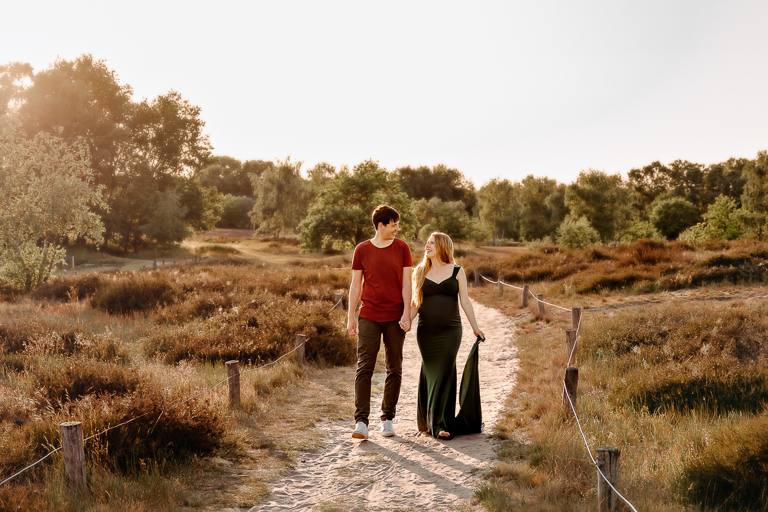 Pärchen beim Babybauch-Shooting in Hamburg in den Boberger Dünen bei Sonnnuntergang