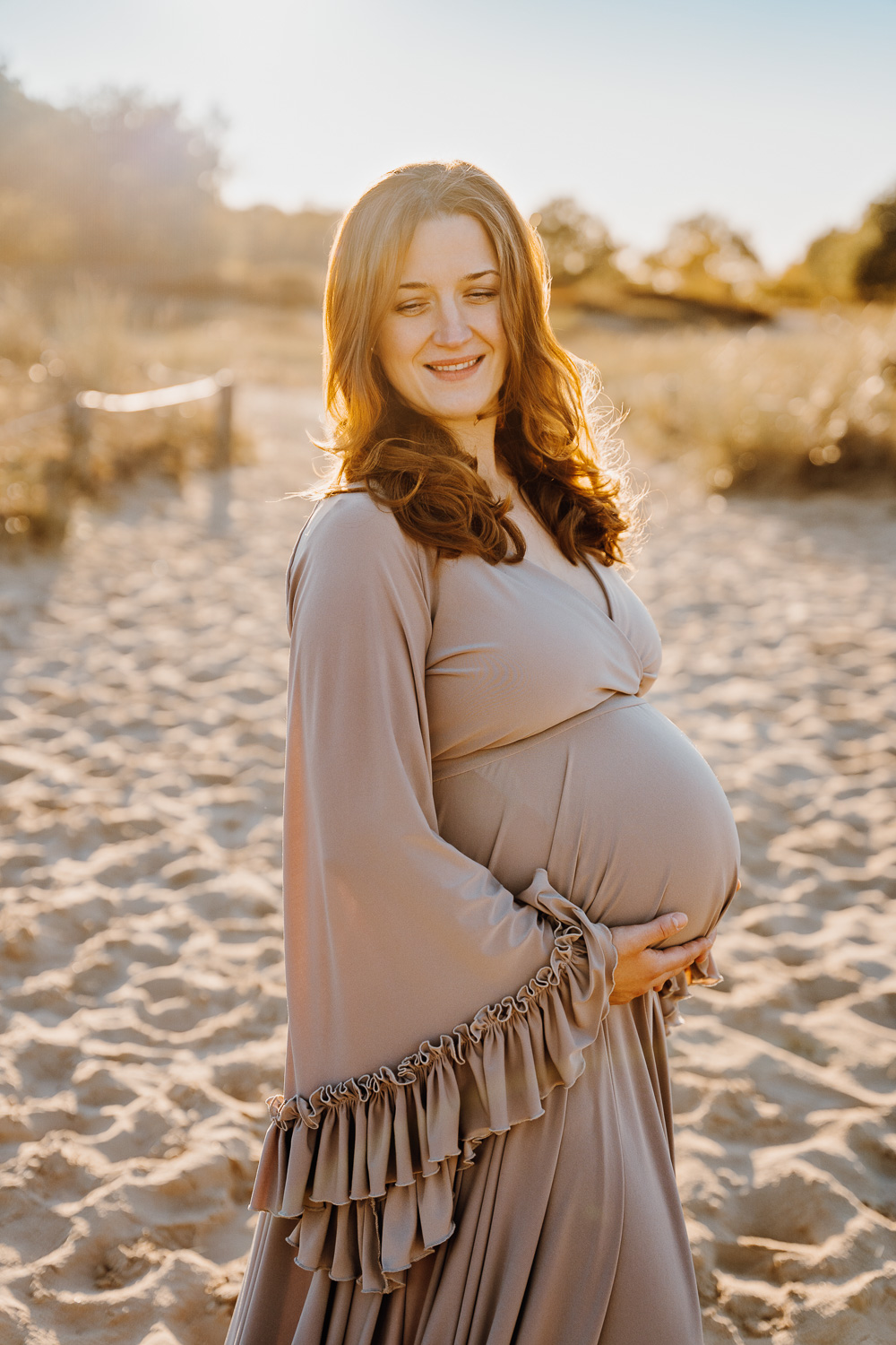 Werdende Mama beim Fotoshooting in Hamburg in den Boberger Dünen mit Sonne
