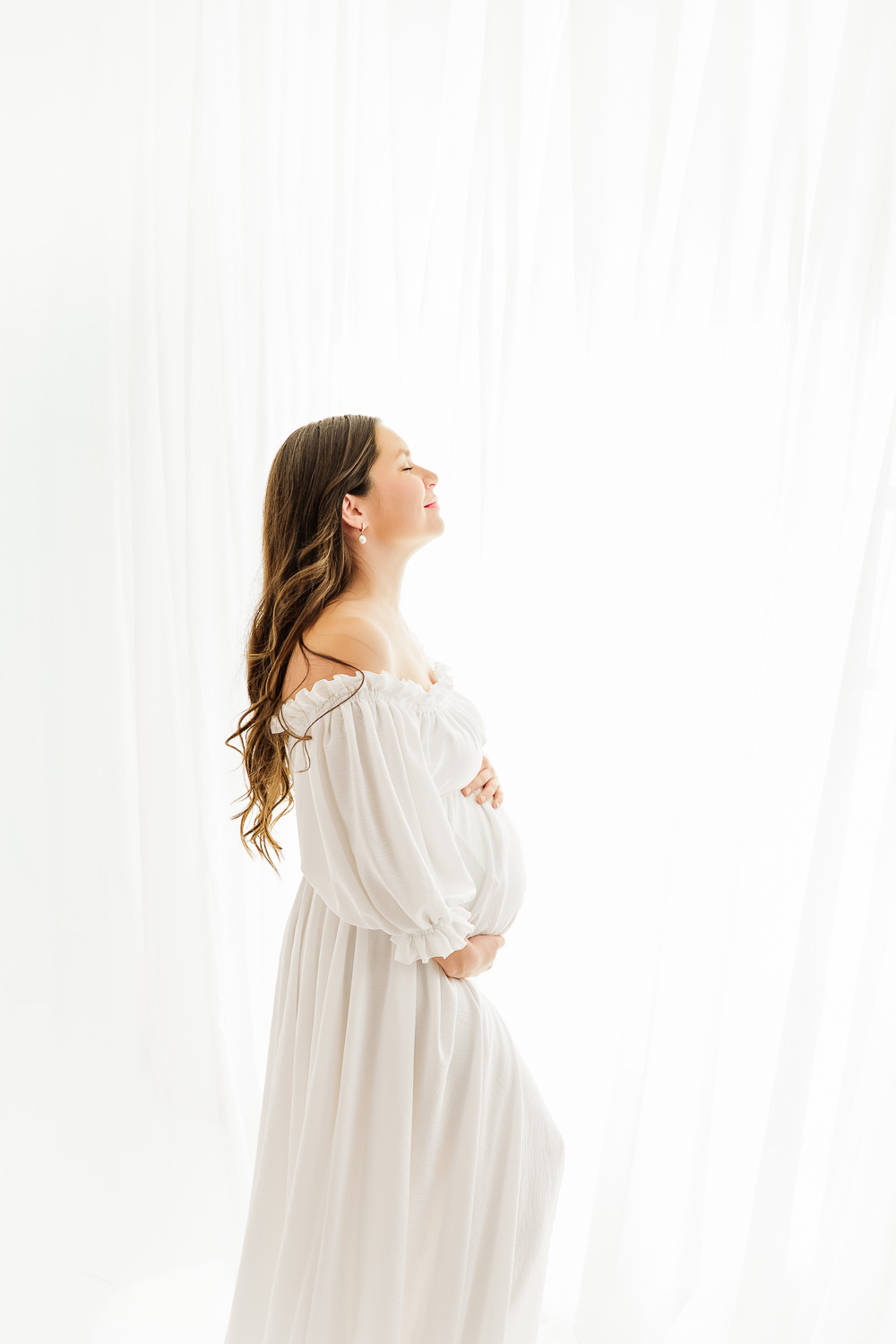 Babbauchfoto m Studio in weiß mit Gegenlicht und einer anmutigen Pose