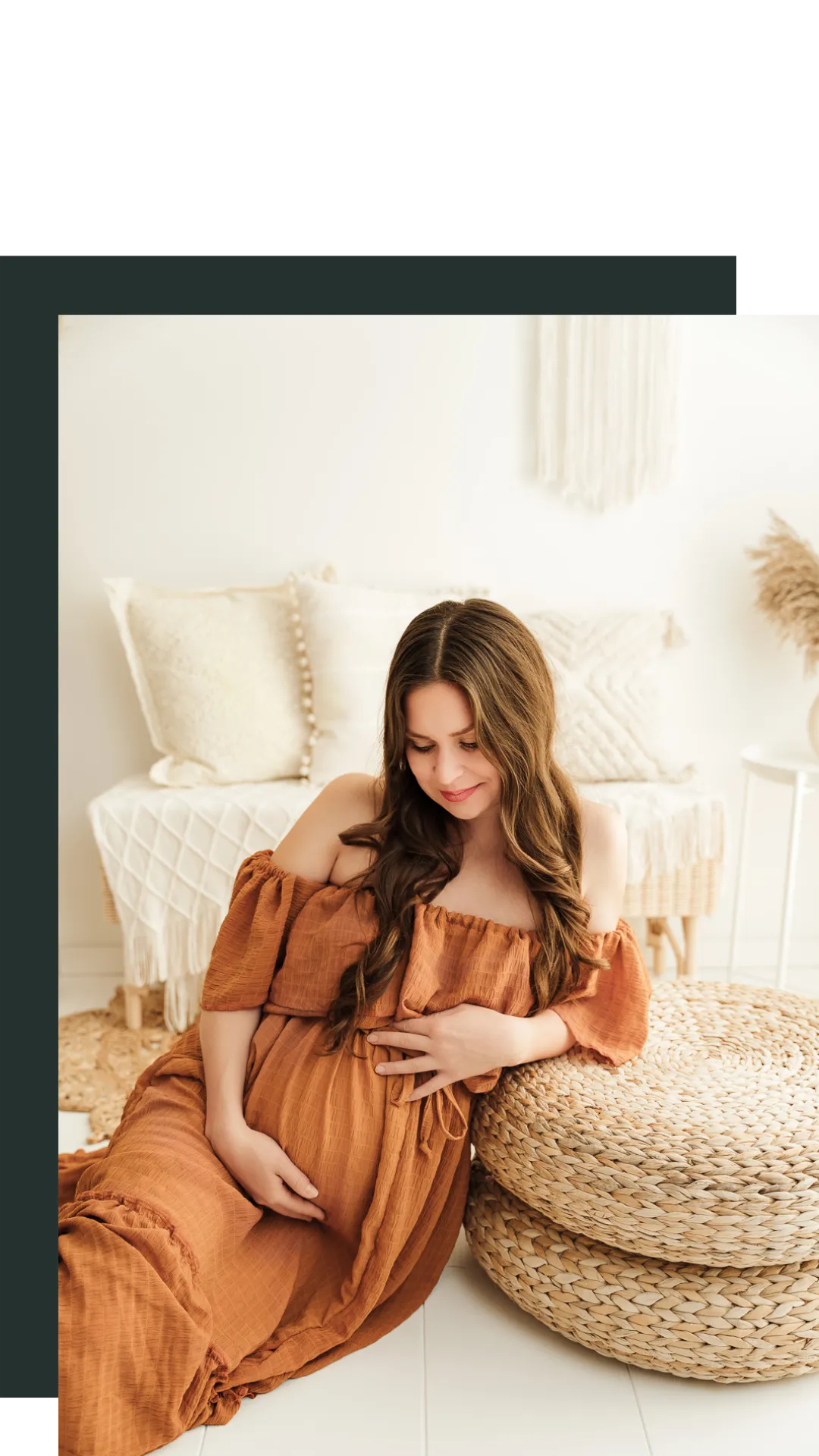 Schwangere beim Babybauch Shooting Hamburg im Bohostil in einem rostrotfarbigen Babybauchshootingkleid