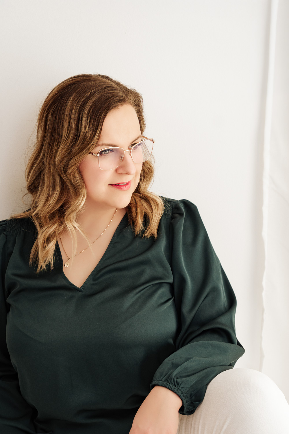 Fotografin schaut zur Seite im Fotostudio ür Babybauch Shooting Hamburg und Babyshooting Hamburgt