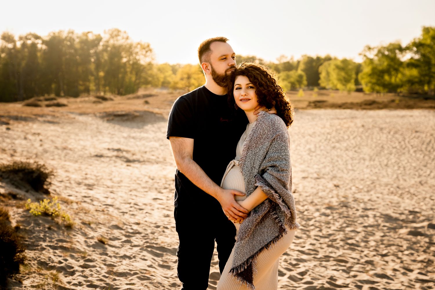 Pärchen beim Babybauch-Shooting in Hamburg in den Boberger Dünen bei Sonnnuntergang
