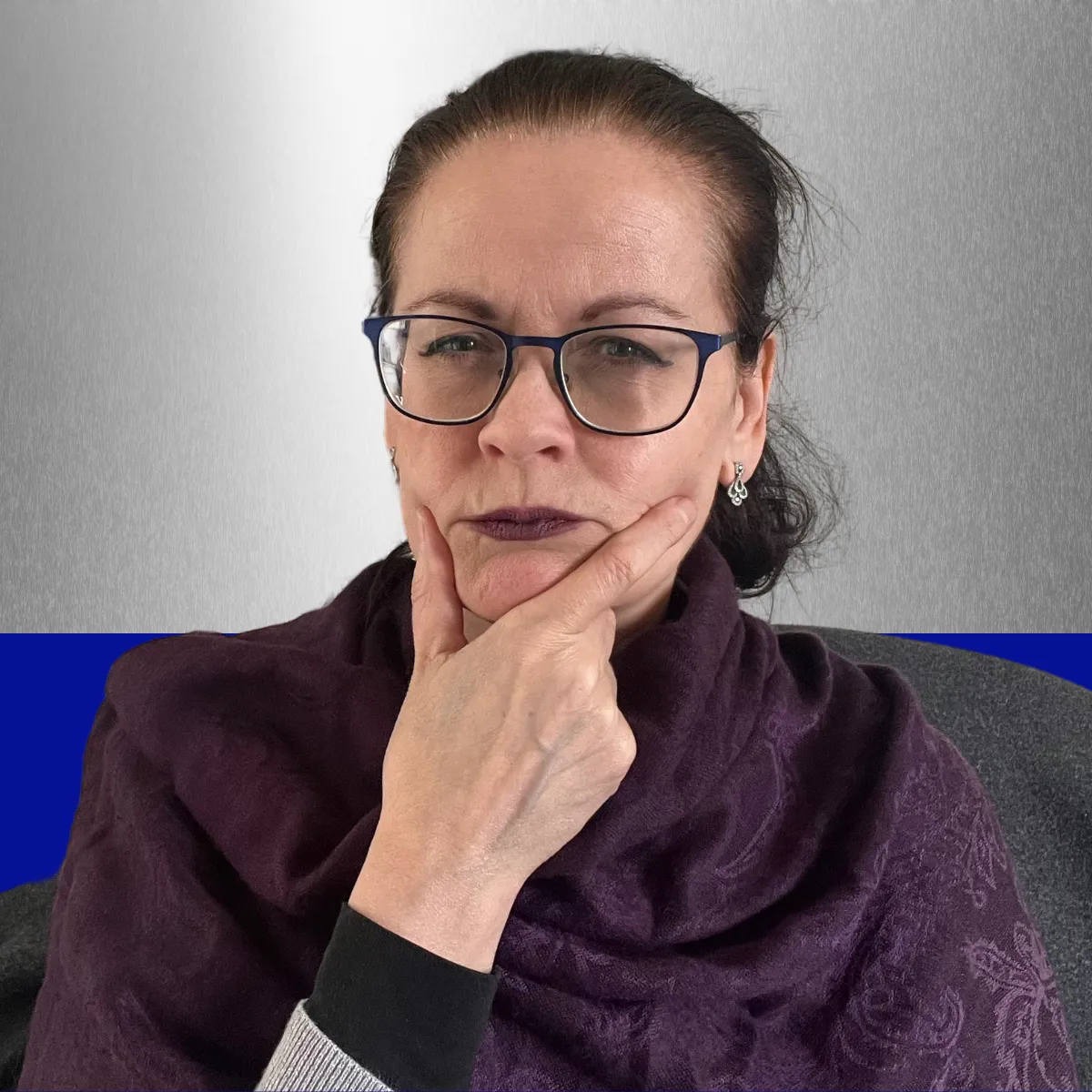 Picture of Céleste with a questioning   look on her face, blue stripe behind her 