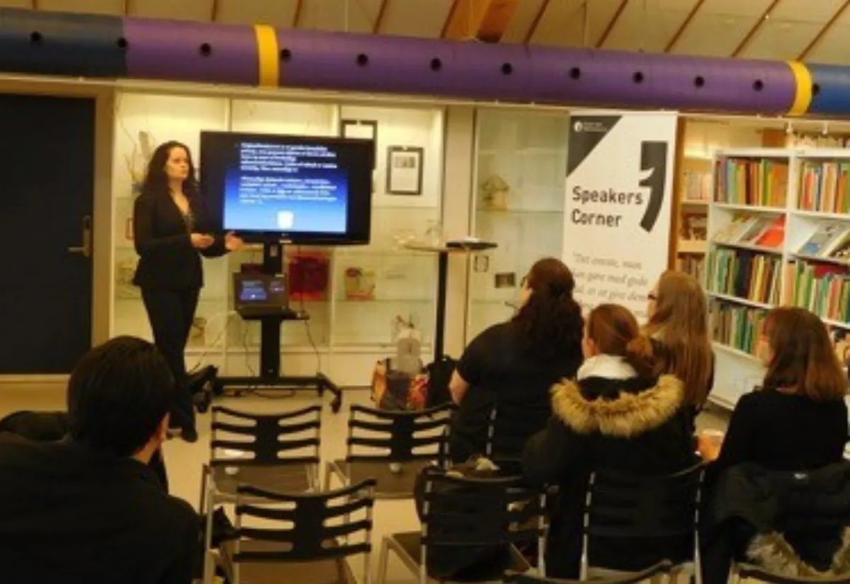 Céleste presenting at a business meting held in a café in Valby Denmark