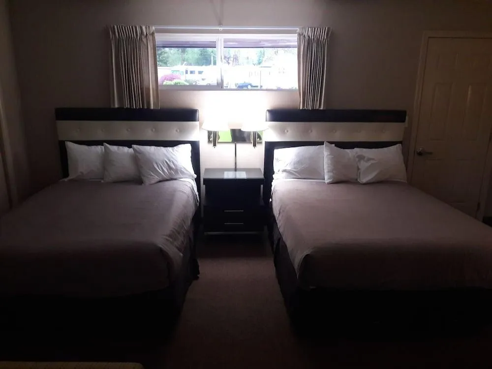 The Monroe Motel Washington double beds