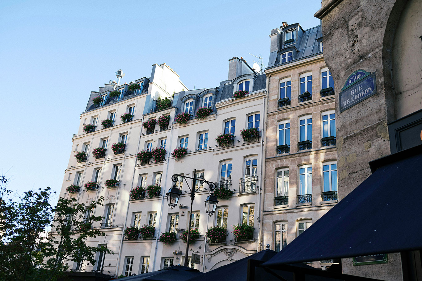 photo d'un immeuble parisien de nombreux appartements, illustrant les besoins d'expertise. Cabinet Kerboull Avocats, avocat droit de corpropriété
