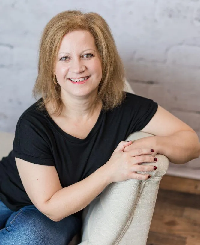 Headshot of Kim Roth, certified master marketer, smiling and ready to help business owners simplify their tech and focus on clients.