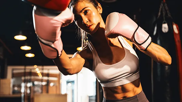 beginner woman training muay thai