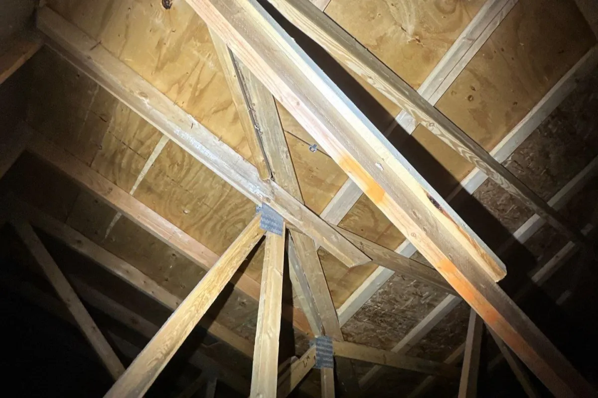 Sagging roof and Trusses