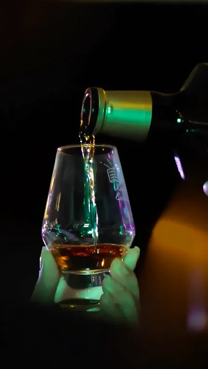 Alineación de botellas de whisky escocés, bourbon y japonés - Panama Whisky Society