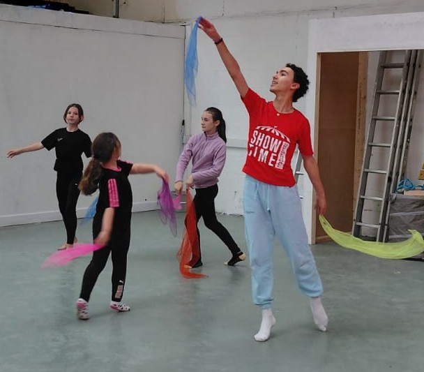 circus lesson juggling scarves children circus