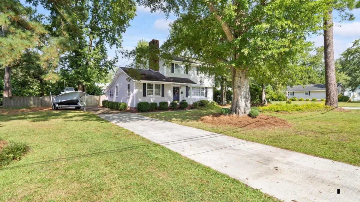 Boca Raton Concrete builds and installs driveways.