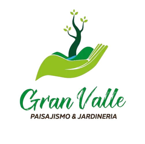 Equipo de jardineros profesionales de diferentes edades y género, posando sonrientes en un jardín corporativo, con herramientas de trabajo, fondo de plantas y árboles, estilo documental, composición horizontal.