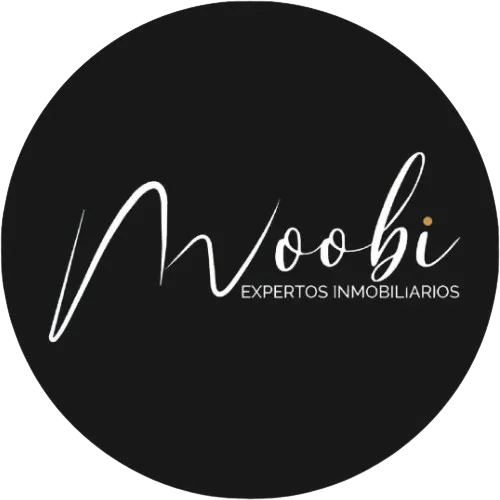 Equipo de Moobi Expertos Inmobiliarios sonriendo en una oficina luminosa