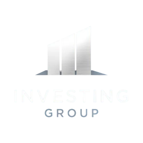 Equipo de Investing Group MX en reunión en oficina moderna con ventanales y vista urbana