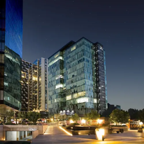 Render arquitectónico minimalista de torre de departamentos moderna en Tijuana al atardecer
