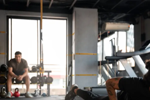 strength training athlete resting between sets in gym