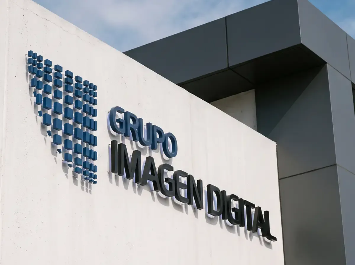 Representación conceptual del logotipo de Grupo Imagen Digital en una fachada corporativa