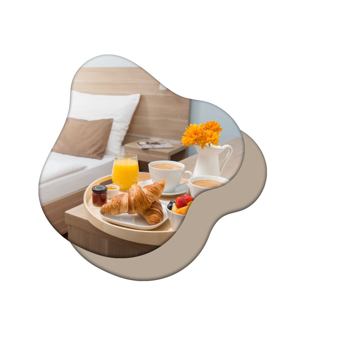 Sfeervolle foto van ontbijt op bed