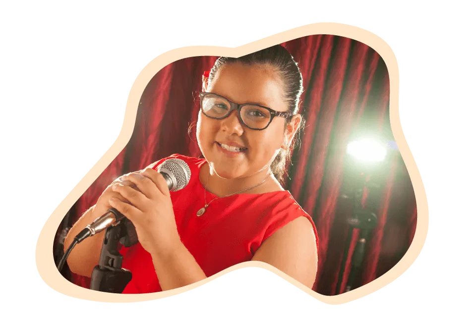 Alumna cantando con micrófono