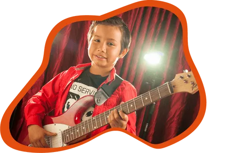 Niño tocando guitarra eléctrica