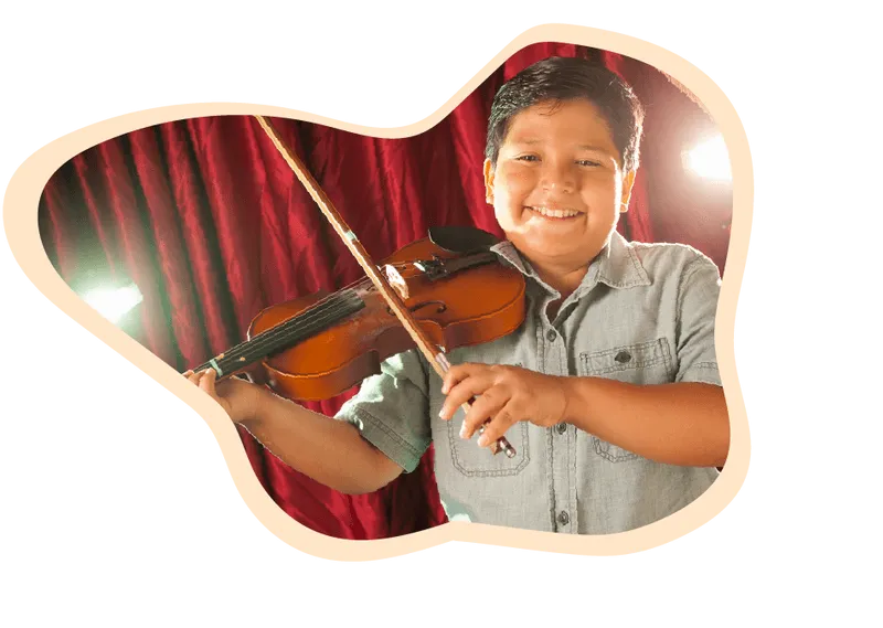 Mira cómo tu hijo se enamora de la música - Niño tocando violín