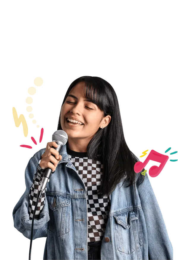 Chica cantando con micrófono