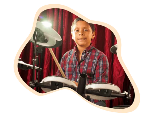 Niño tocando batería