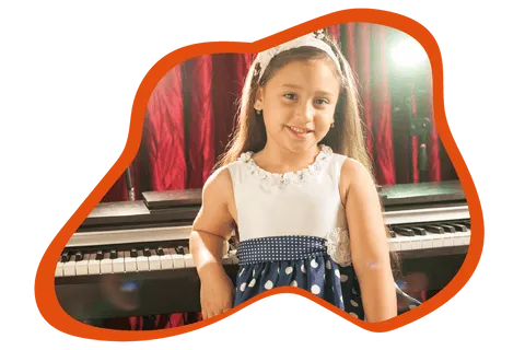 Niña en el curso infantil de piano
