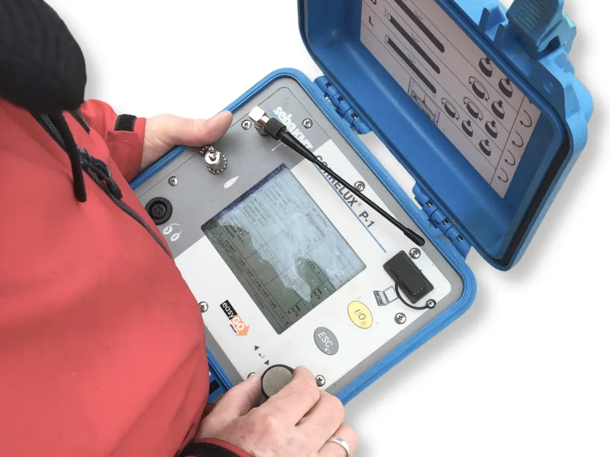 Korrelátoros csőtörés bemérés kültéren, szenzoros technológia a pontos lokalizáláshoz.