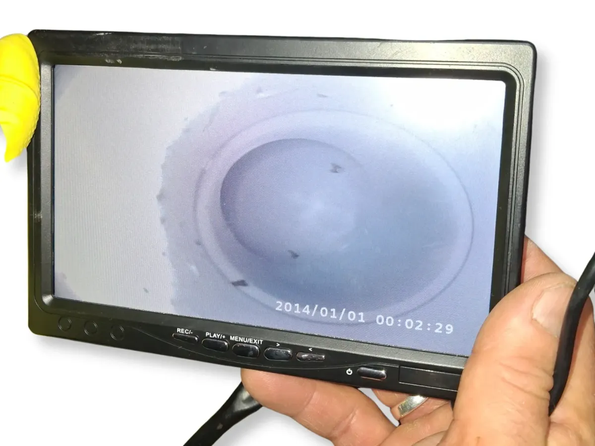 Kamerás csővizsgálat beltérben, monitoron látható csőbelső kép a hibák kizárására és pontosításra.