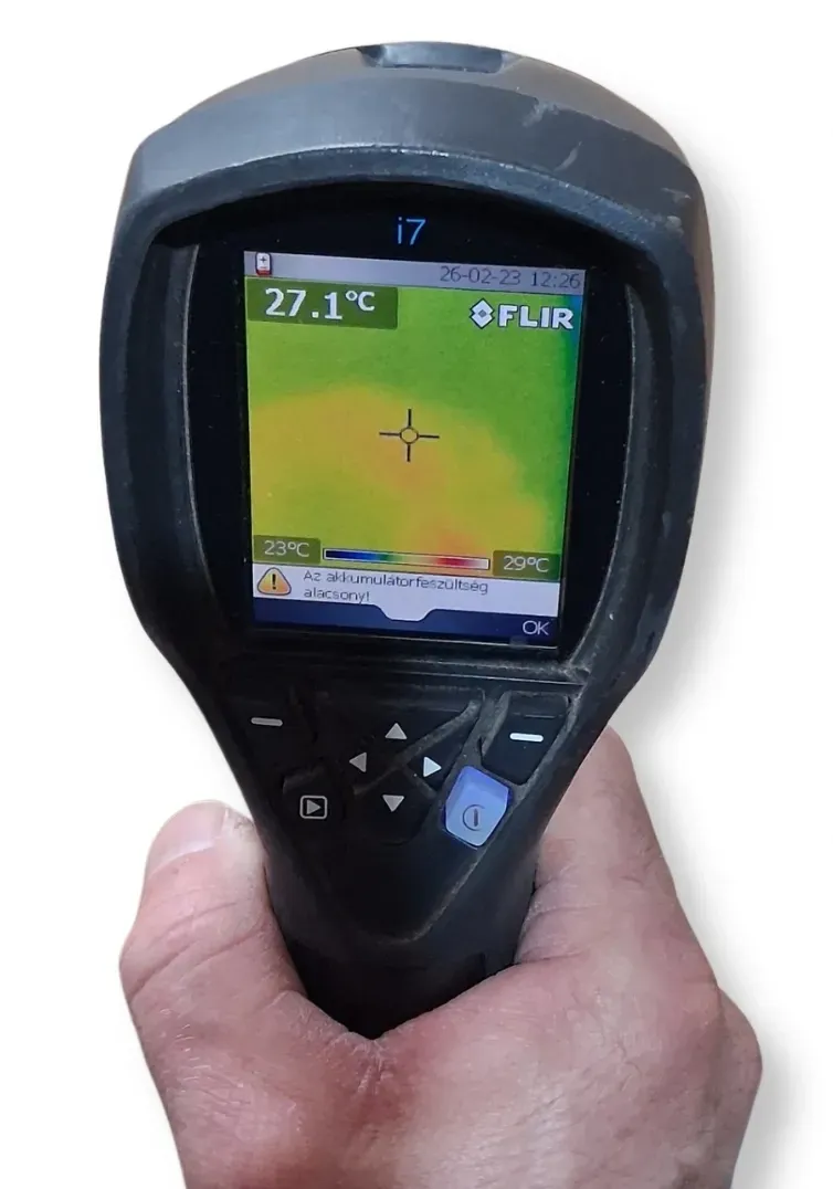 Padlófűtés szivárgás keresés hőkamerával, beltéri diagnosztika.