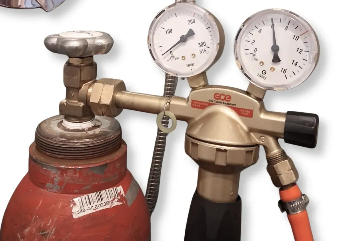 Jelzőgázos szivárgáskeresés előkészítése, nyomásszabályzó és palack, csőtörésdiagnosztikához.