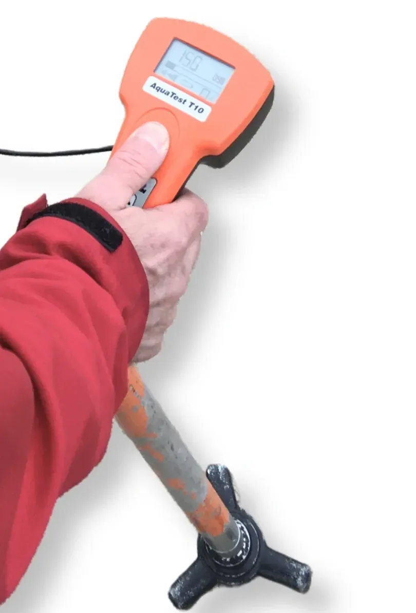 Talajmikrofonos bemérés kültéren, föld alatti csőtörés helyének meghatározása zajdiagnosztikával.