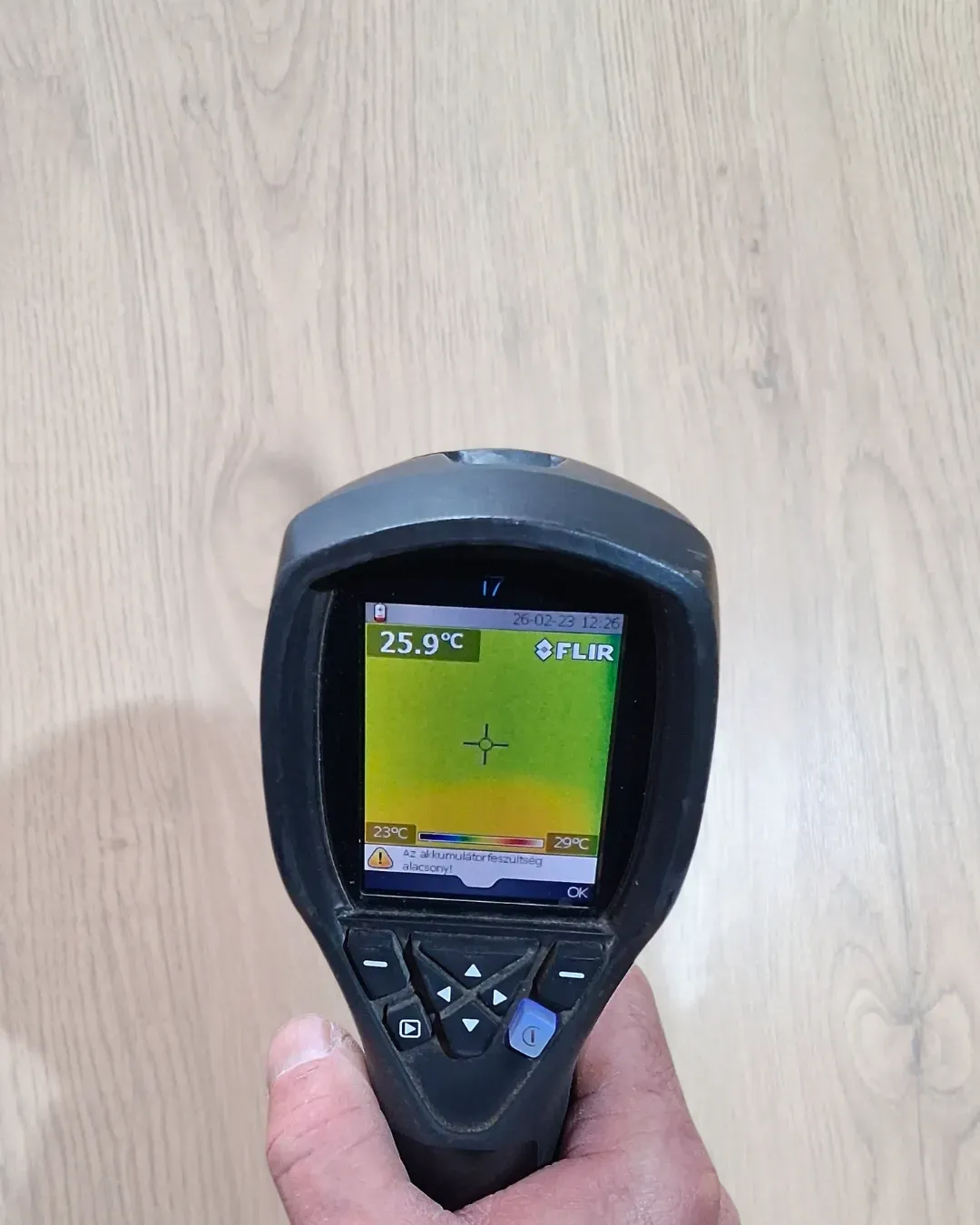 Padlófűtés szivárgás tünetei, hőminta alapú diagnosztikai szűkítés.