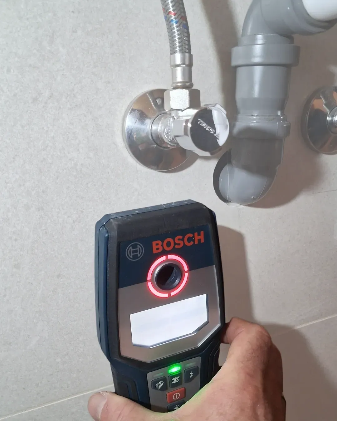 Dancs Gyula, Falban futó csőszivárgás keresés beltérben, szenzoros akusztikus mérés csempés falnál.