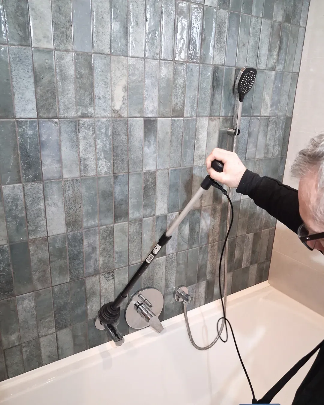 Akusztikus csőtörés bemérés Aquaphon műszerrel, szivárgás lokalizálása csatlakozási pontnál.