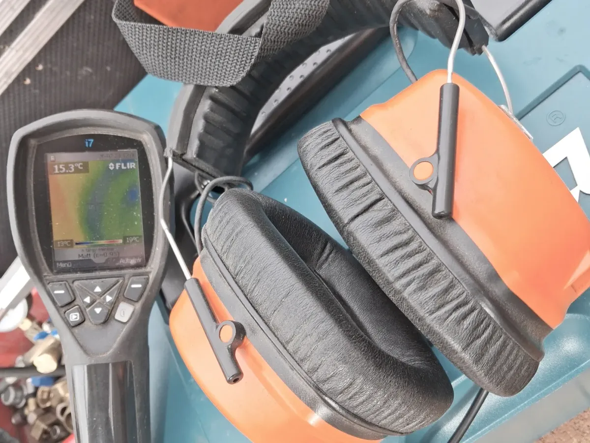 Padlófűtés szivárgás bemérés technológiái, hőkamera, akusztika, jelzőgáz.