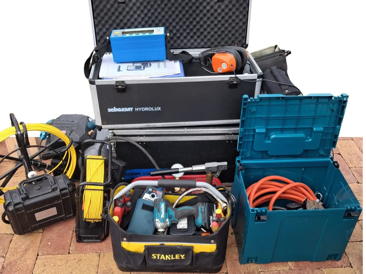 Eszközpark nyomvonal meghatározáshoz, vezetékkereső és kiegészítő műszerek a pontos kijelöléshez.