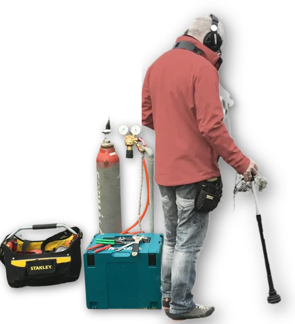 Jelzőgázos szivárgáskeresés előkészítése, nyomásszabályzó és palack, csőtörésdiagnosztikához.