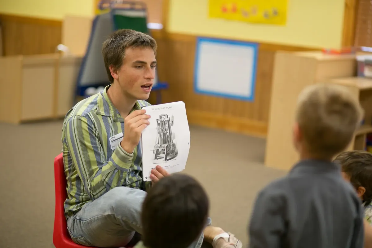 kid-with-letters-game