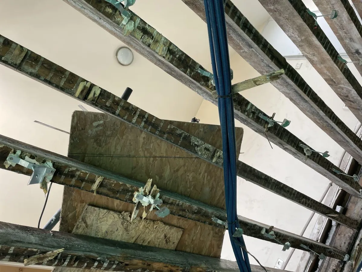 Chantier d'isolation complexe avec structure apparente : gérer ses travaux seul peut vite devenir un casse-tête