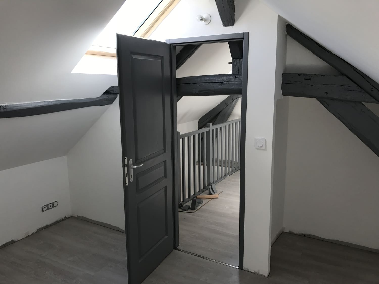 Combles aménagées avec poutres apparentes à Estissac : création de logement par division de lots