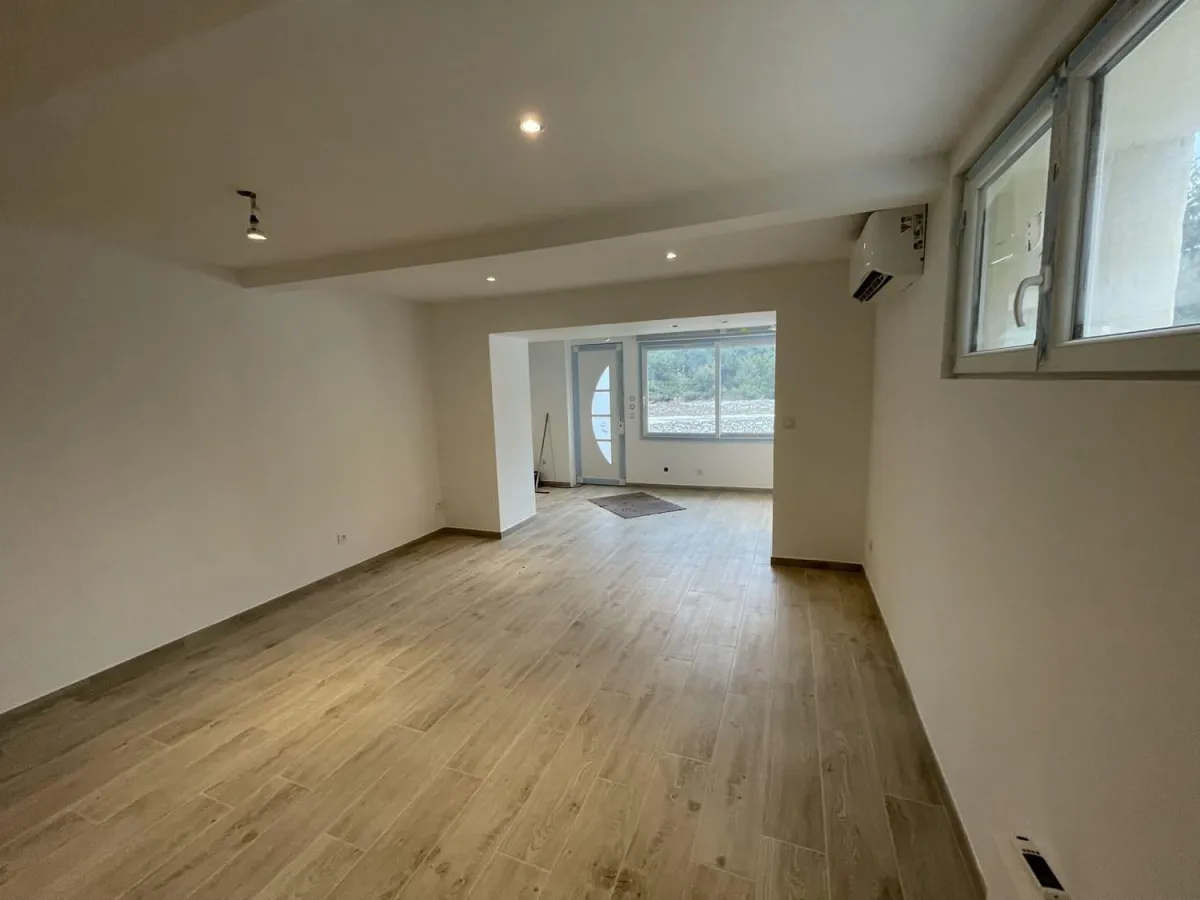 Rez-de-jardin rénové avec séjour lumineux : changement de destination par un marchand de biens