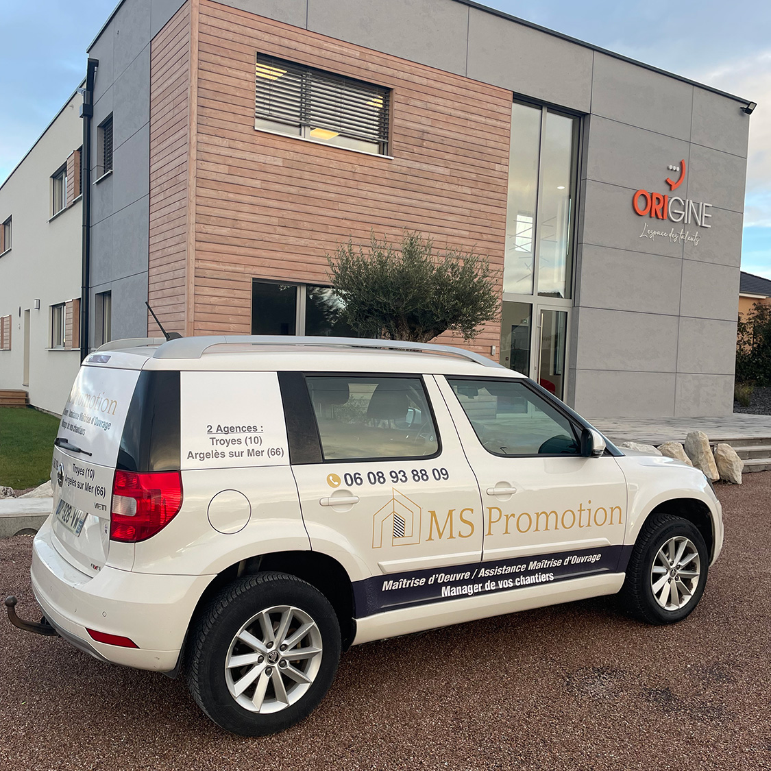 Véhicule MS Promotion aux couleurs de l'entreprise : maîtrise d'œuvre à Troyes (10) et Argelès-sur-Mer (66)